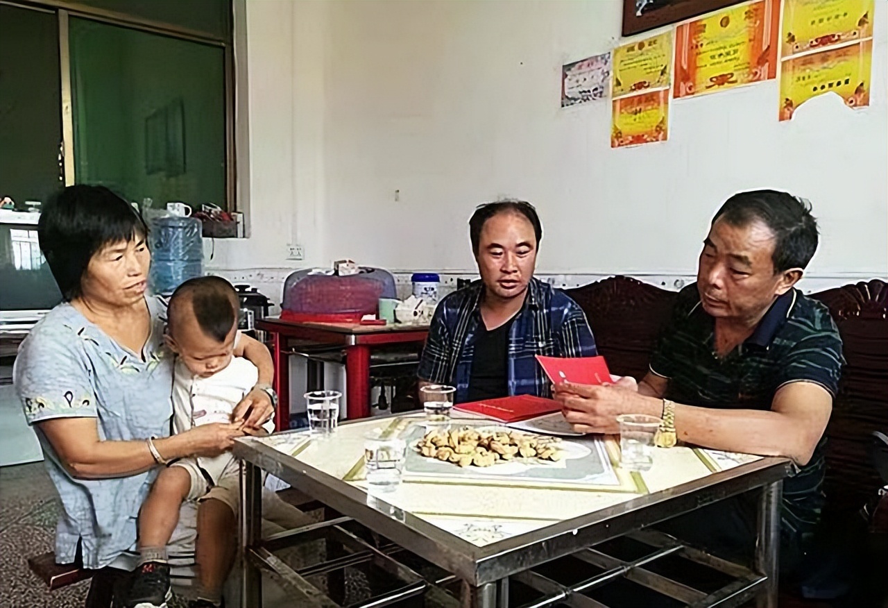 湖南患癌女教师的最后日子：坚持送60名学生上重本，逝后师生才知