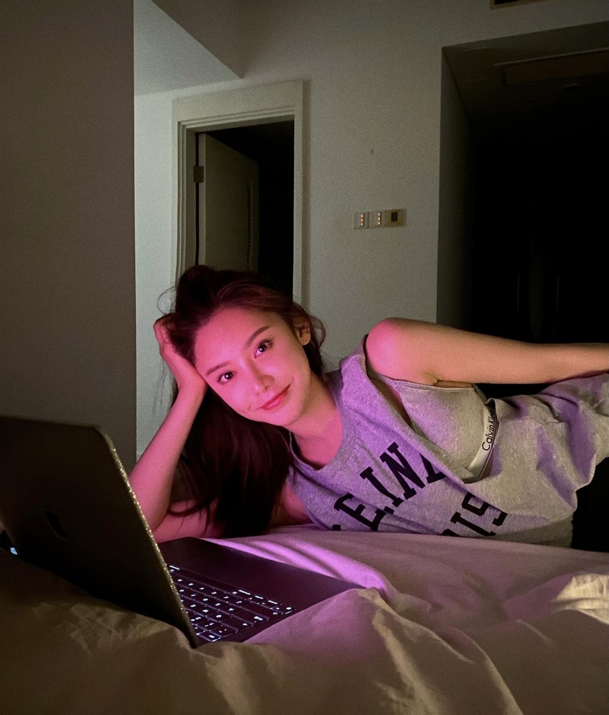 美娜和秦奋这段恋情一直饱受争议,在全网瞩目的状态下恋爱,背负着各种