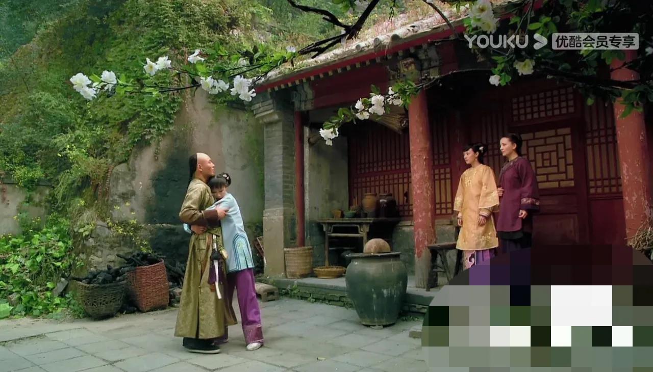 果郡王回来浣碧扑上去的那一幕太好笑了！浣碧倒拔果子狸