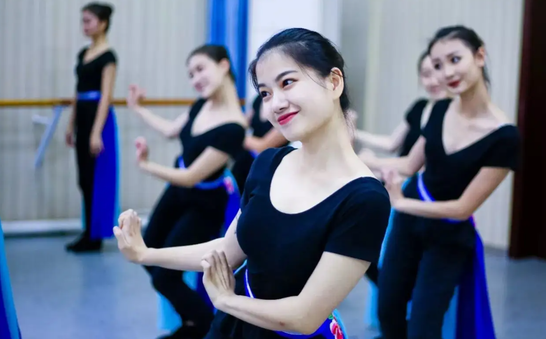 女舞蹈生“撕腿”训练，男老师帮忙辅助，动作暧昧惹争议