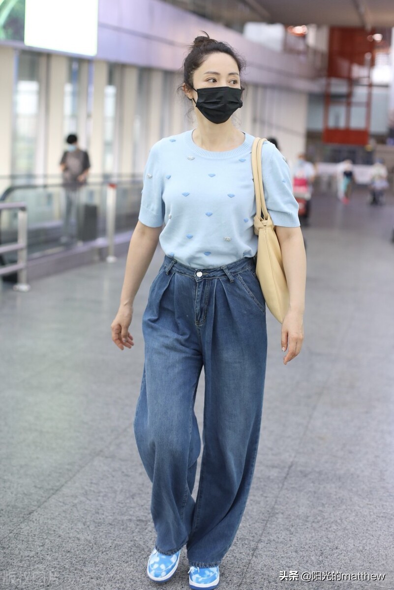 董璇现身北京机场，蓝色短袖上衣搭配阔腿牛仔裤休闲随性