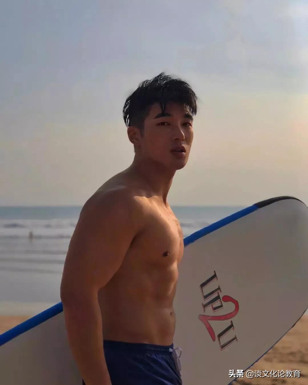 域外/韩国肌肉小哥演绎“在水一方”，侧颜太帅