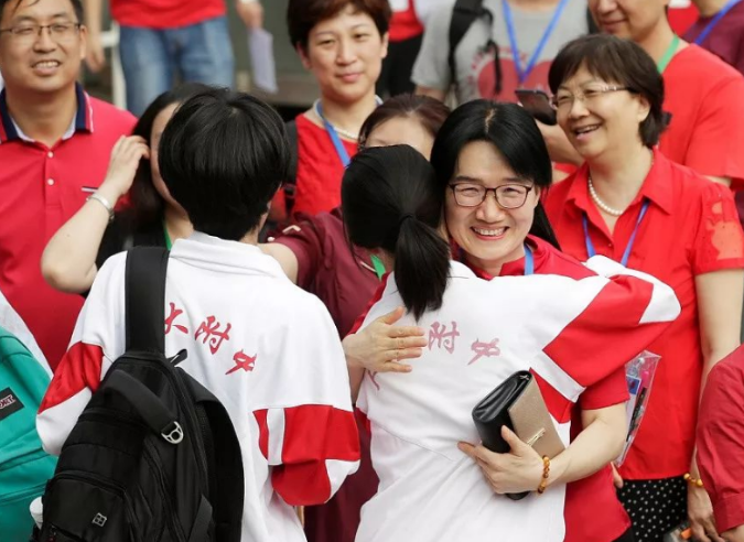 2022浙江省“首场高考”，57万考生奔赴考场，网友酸了：不公平