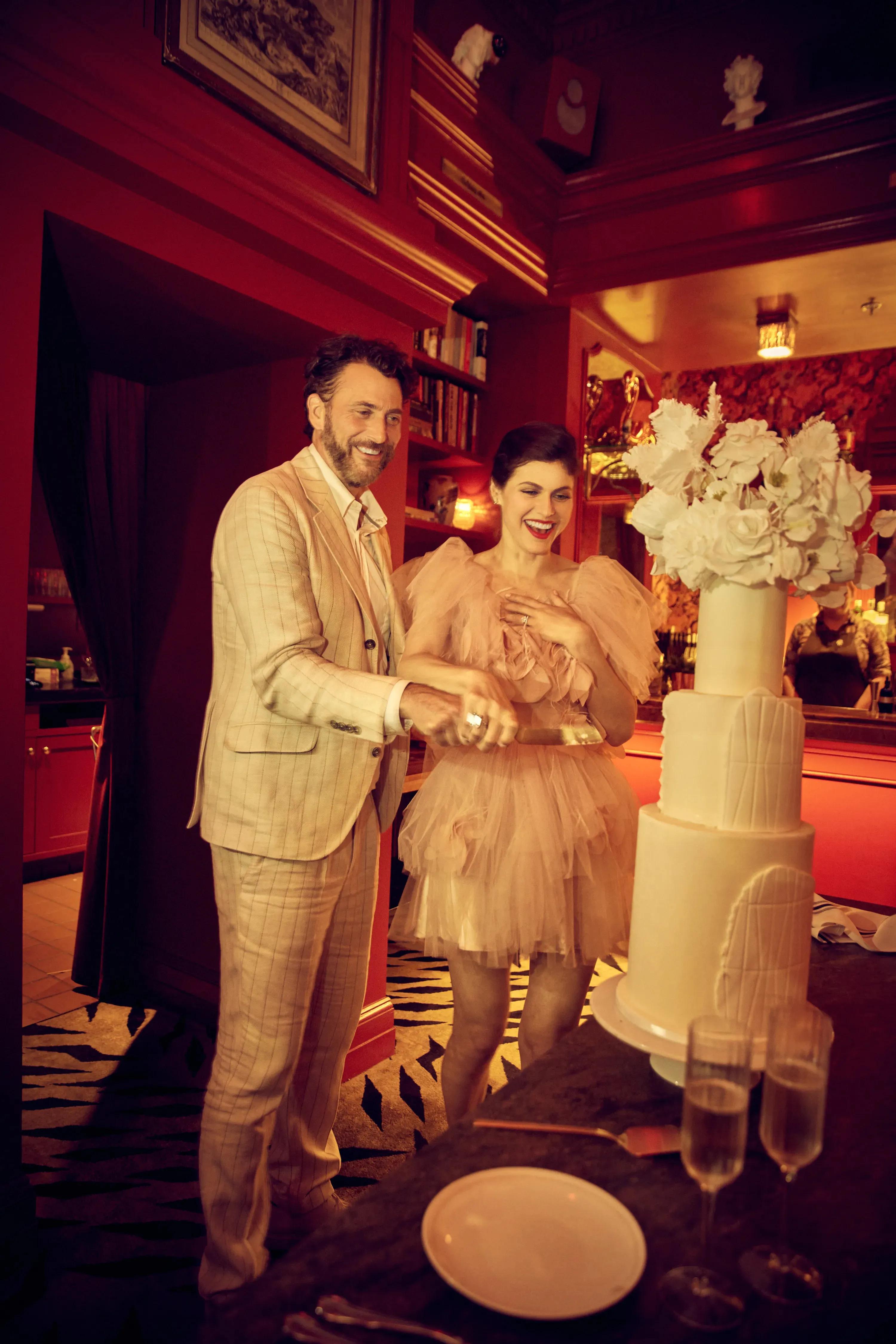 亚历珊德拉•达达里奥跟男友结婚了！俩人浪漫甜蜜婚礼照让人嫉妒