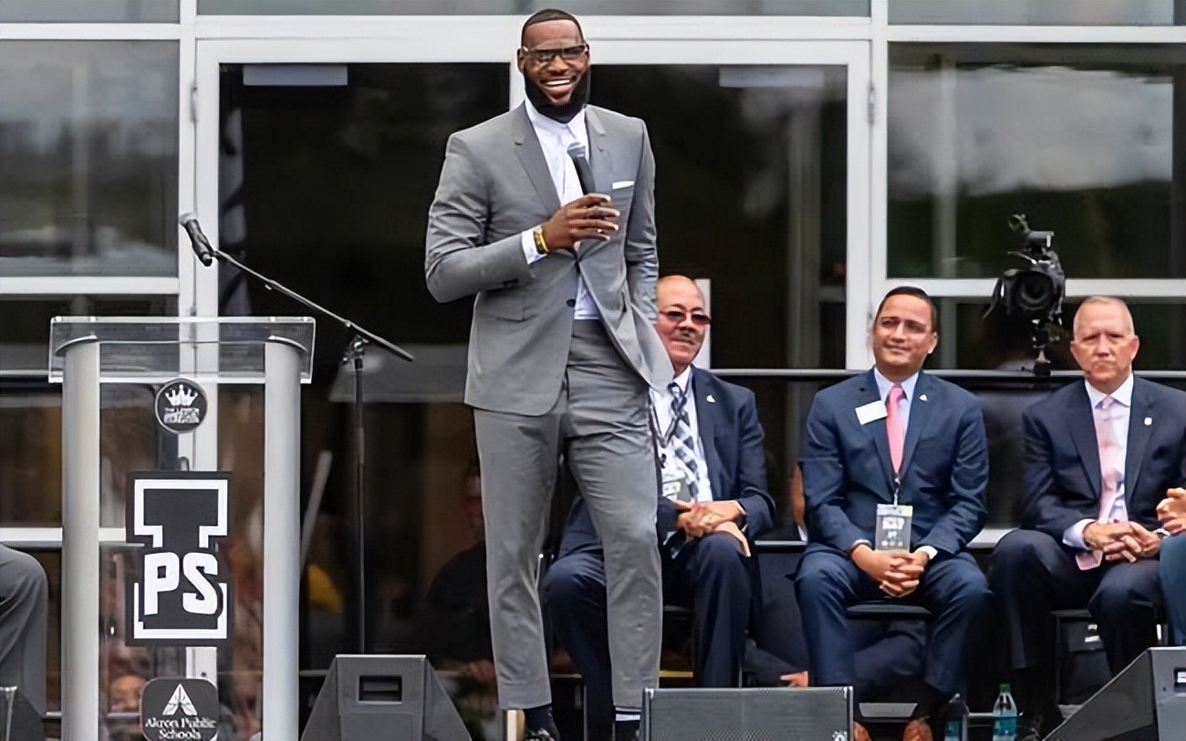 nba球星为什么不签小合同(凤毛麟角！NBA史上仅五人拥有终身球鞋合同，科比、库里都不够格)