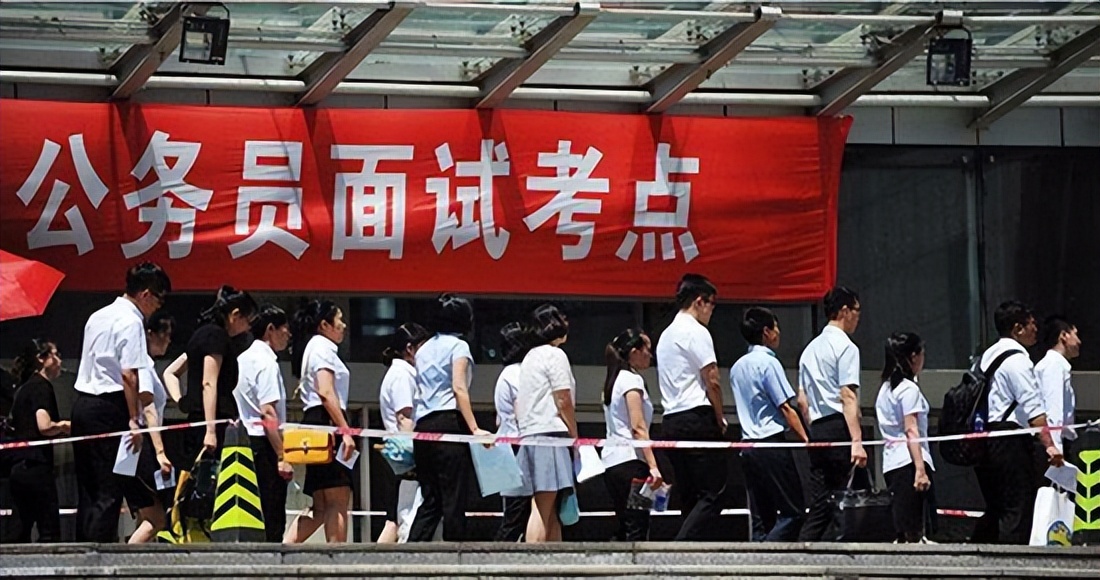 女学霸712分考入人大，毕业后嫁入农村生育六个孩子，靠低保度日