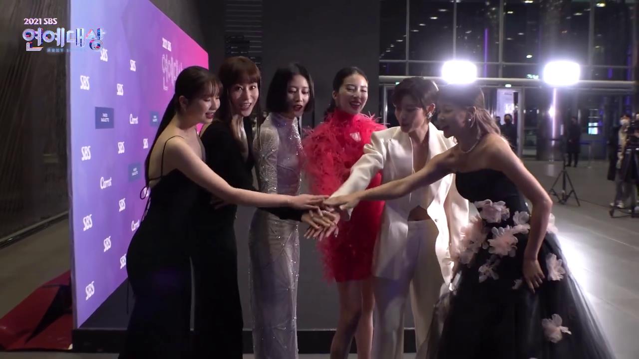 2021SBS演艺大赏红毯，女明星流行穿低胸长裙，身材一个比一个好