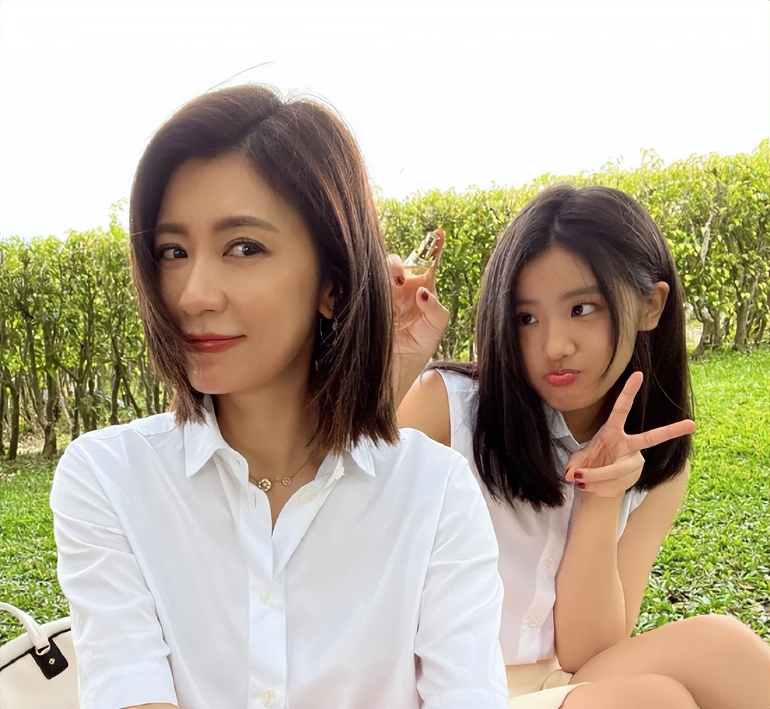 赵雅芝、高圆圆、贾静雯、余男、林青霞，同是红裙，韵味各不相同