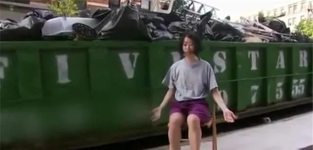 纽约女子22年不买衣服，捡来的袜子穿到透明，13年抠出一套房