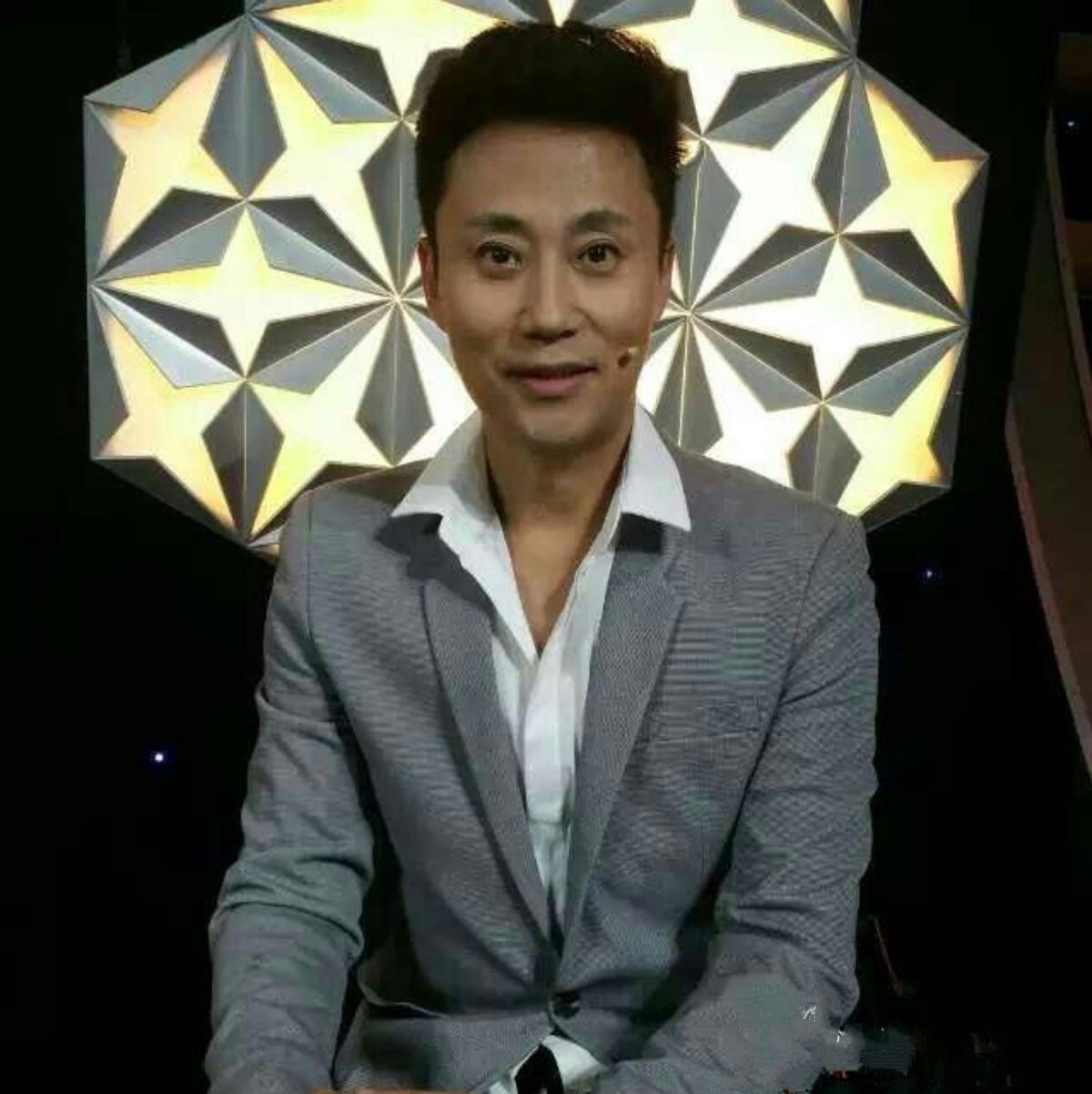 耿为华：被郑佳倒追两年，离婚后抚养女儿，52岁单身一人