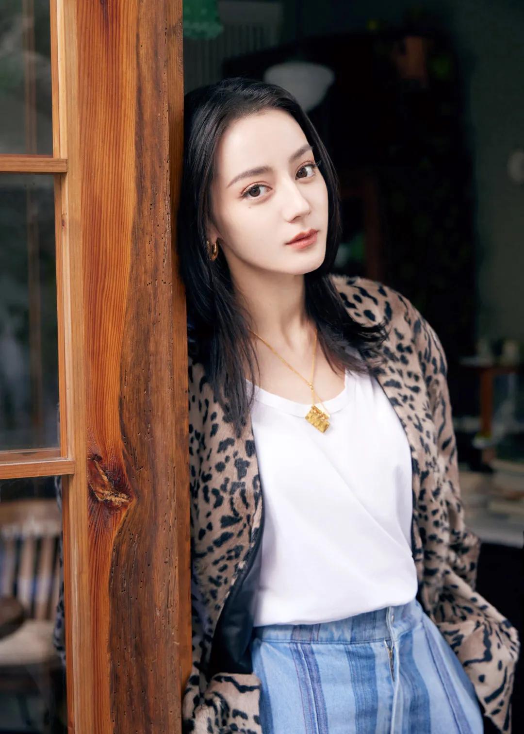 三大顶流的豹纹battle，迪丽热巴休闲惬意，赵丽颖杨幂一言难尽