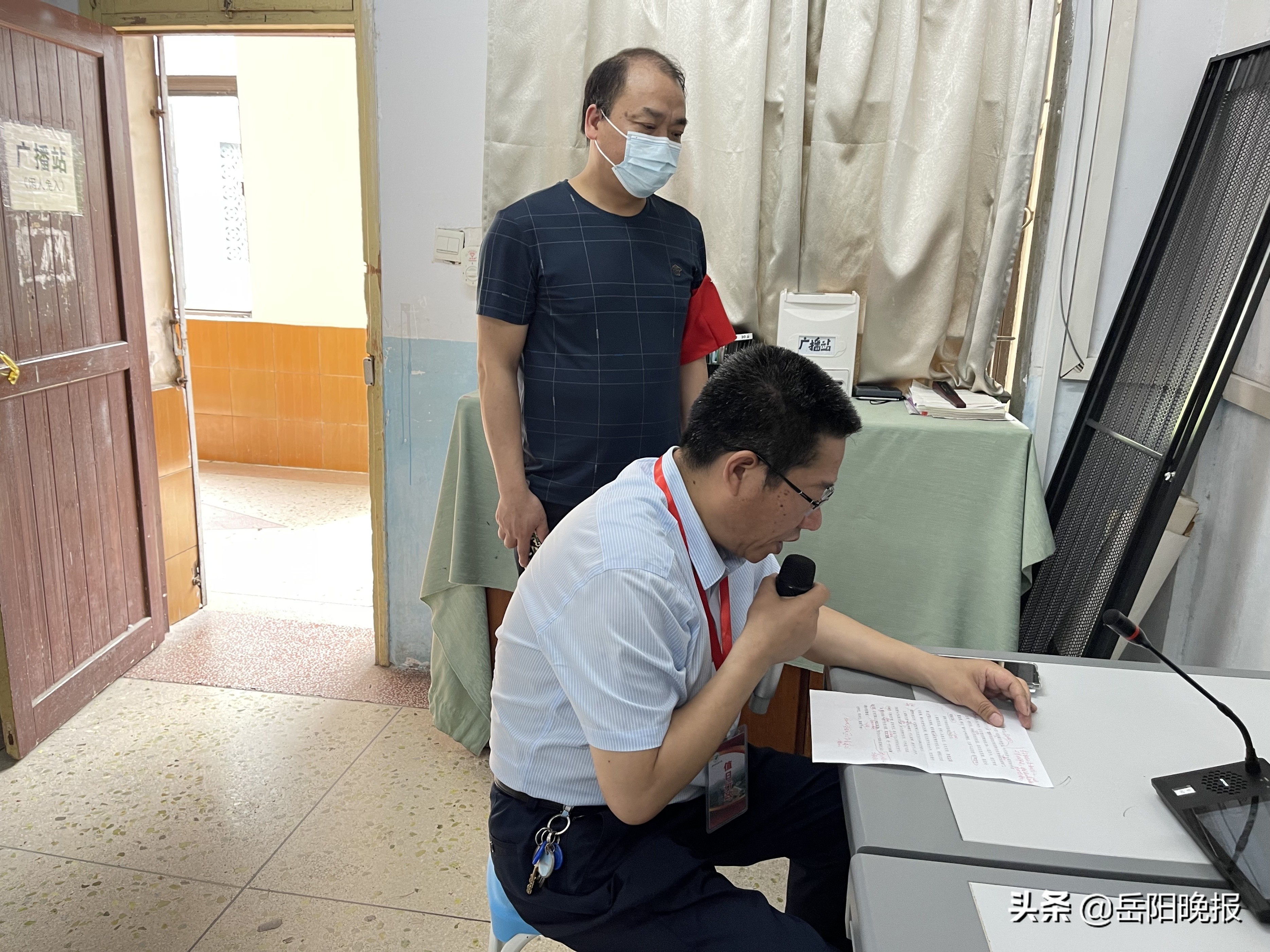 岳陽市岳陽中學(xué)舉行突發(fā)疫情應(yīng)急處置演練(圖2) 岳陽市岳陽中學(xué)舉行突發(fā)疫情應(yīng)急處置演練(圖2)