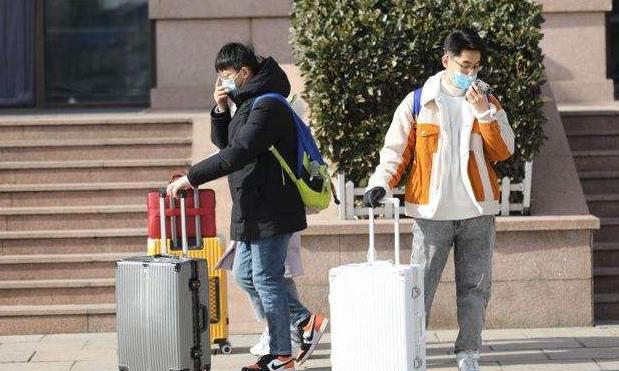 江苏当地再发通知！高校假期将一律延长，学生看完有些担忧