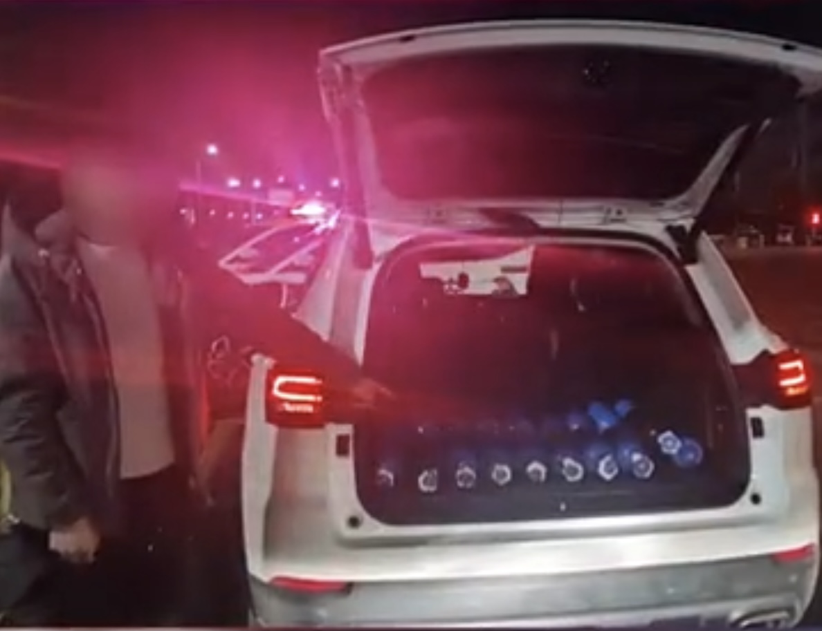 安徽两未成年少女吸食“笑气”被抓！女孩“笑气”成瘾任人摆布