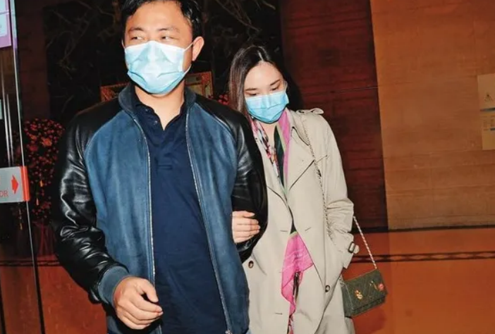 “娱乐圈大嘴巴”喜欢豪门的颖儿，为何选择爱的卑微的付辛博