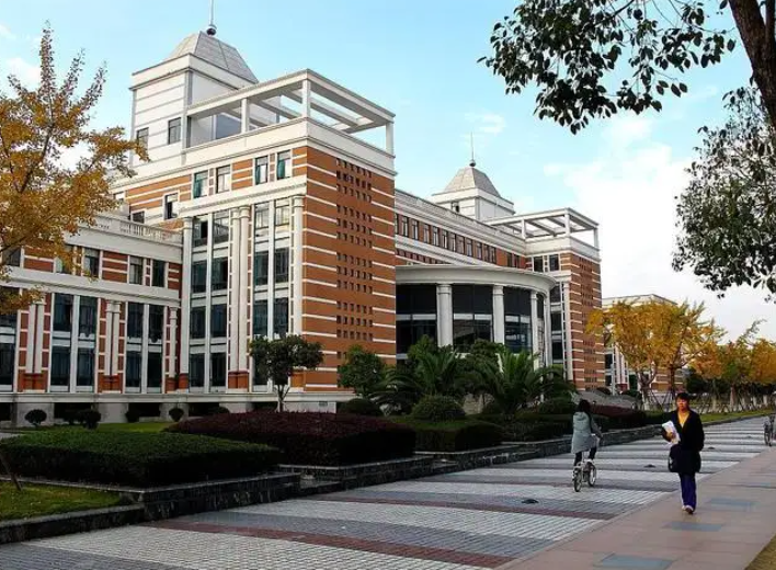 分数不高想读临床医学？这4所大学可以考虑，口碑好，就业也不错