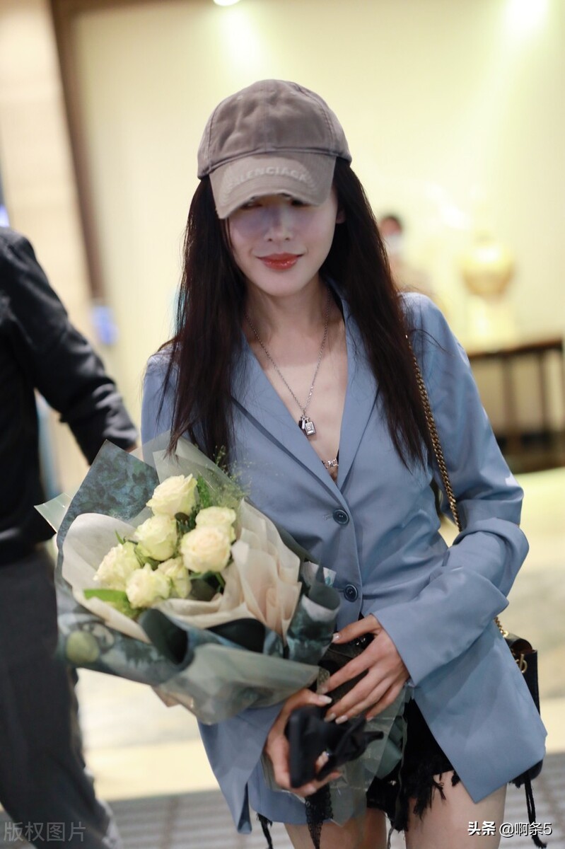 张天爱戴了一顶鸭舌帽看起来很酷