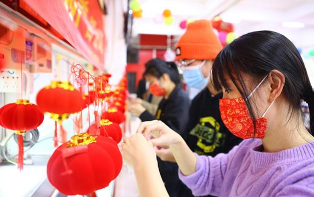 寒假将至，多所高校实行“封校”管理，大学生回家恐成奢望