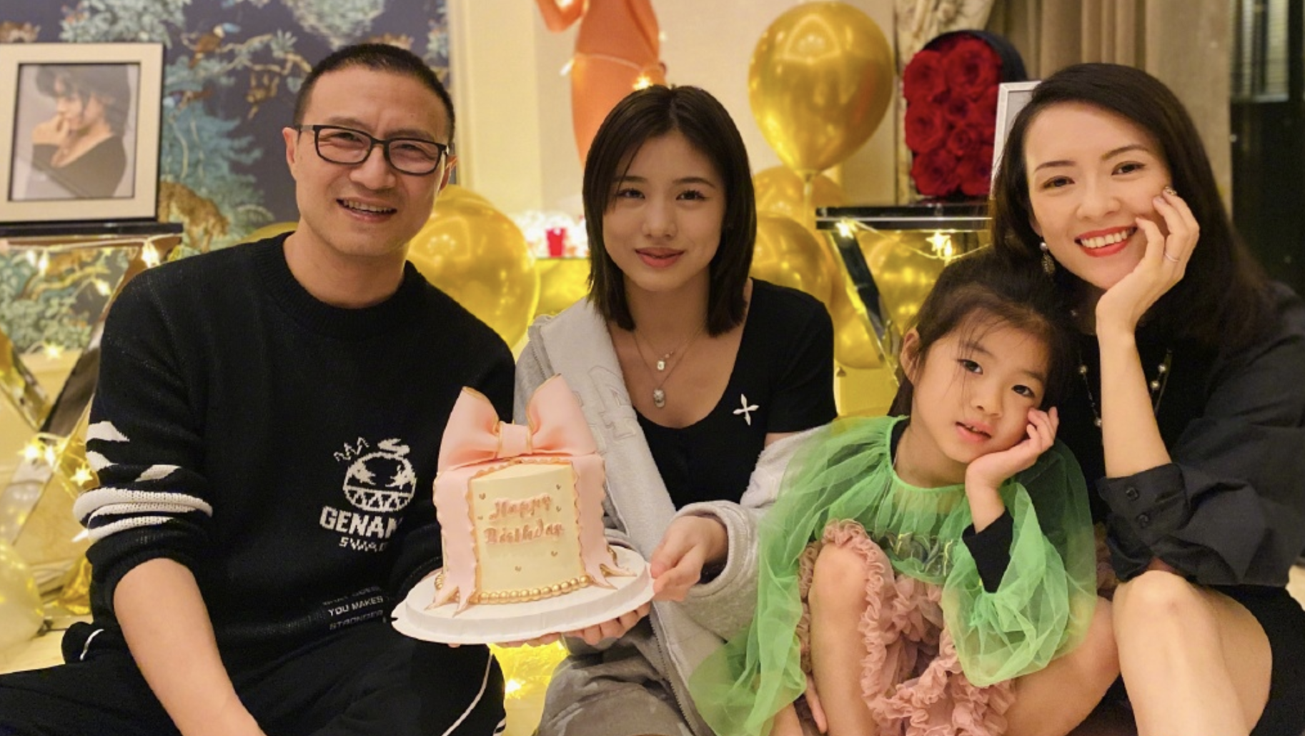 章子怡卡点晒全家福为继女庆生，16岁小苹果模样清纯被赞像陈妍希