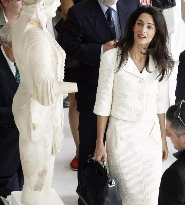 最美律师艾莫：打败21位情敌让奥巴马作证，治好恐婚症奥斯卡影帝