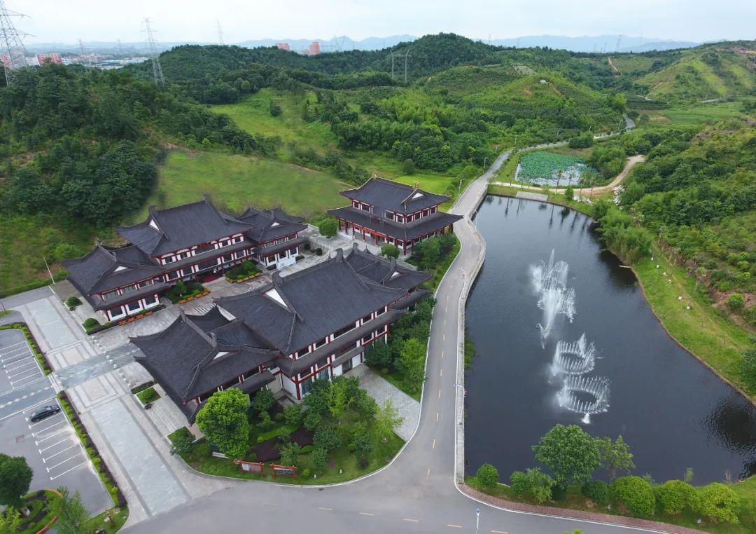 当了3年入殓师，这个24岁女孩遇到了很多事