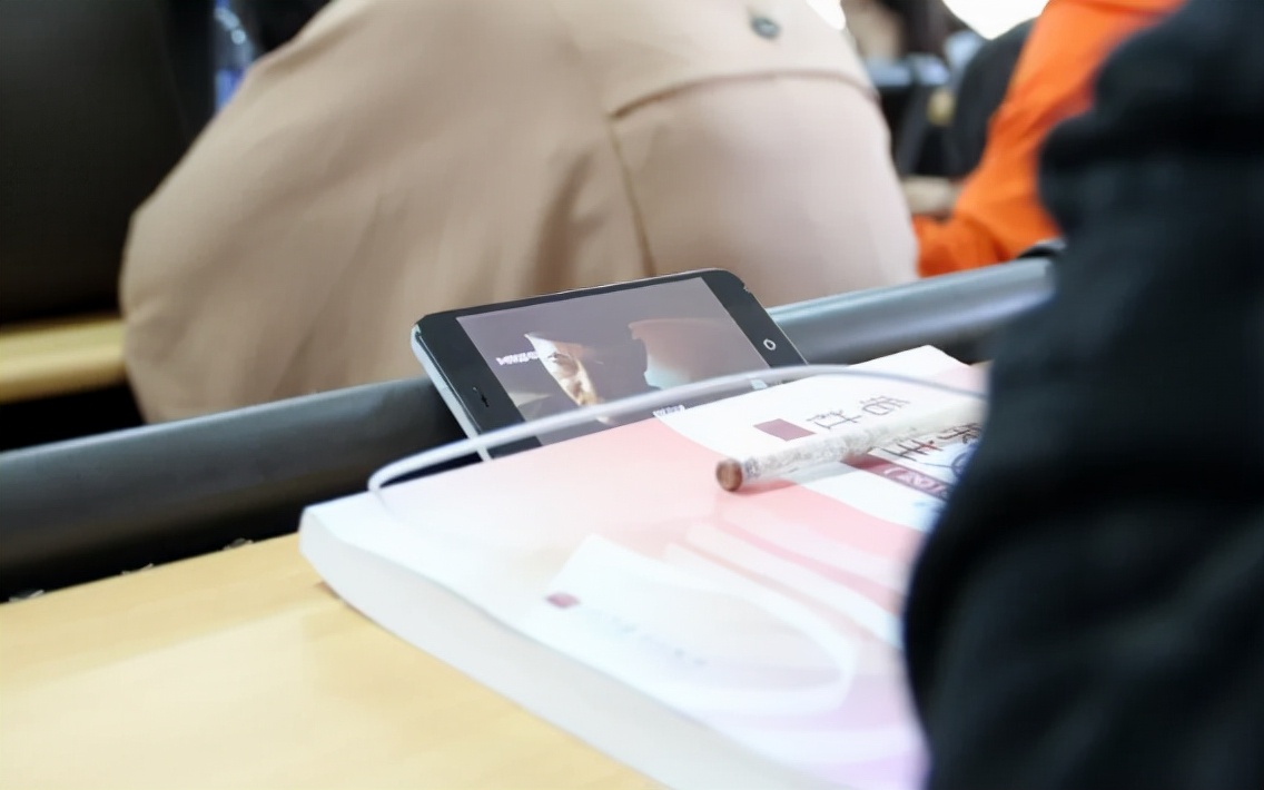 大学生的“奶头乐”，越来越多的年轻人正在依赖，却忽视了反作用