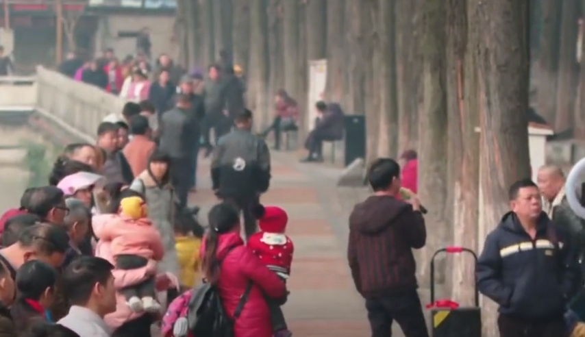 00后儿媳18岁生子，怀孕后抽烟喝酒泡吧，不知道孩子是谁的