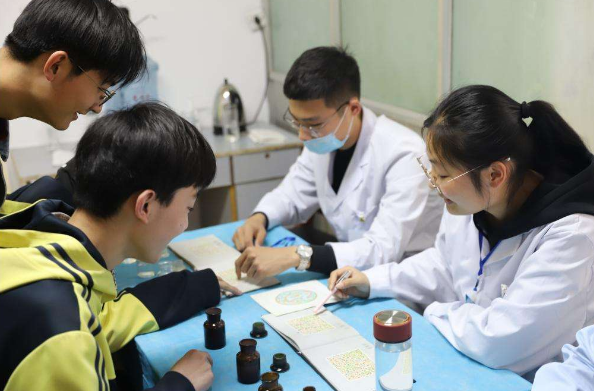 学生担心高考体检需要全部脱光，尴尬得想逃跑，医生乐了：想太多