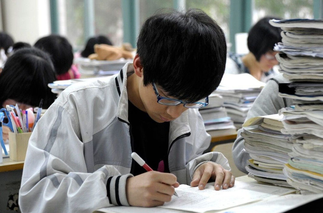 女生高考考场“发飙”，撕毁他人答题卡，处理结果简直大快人心