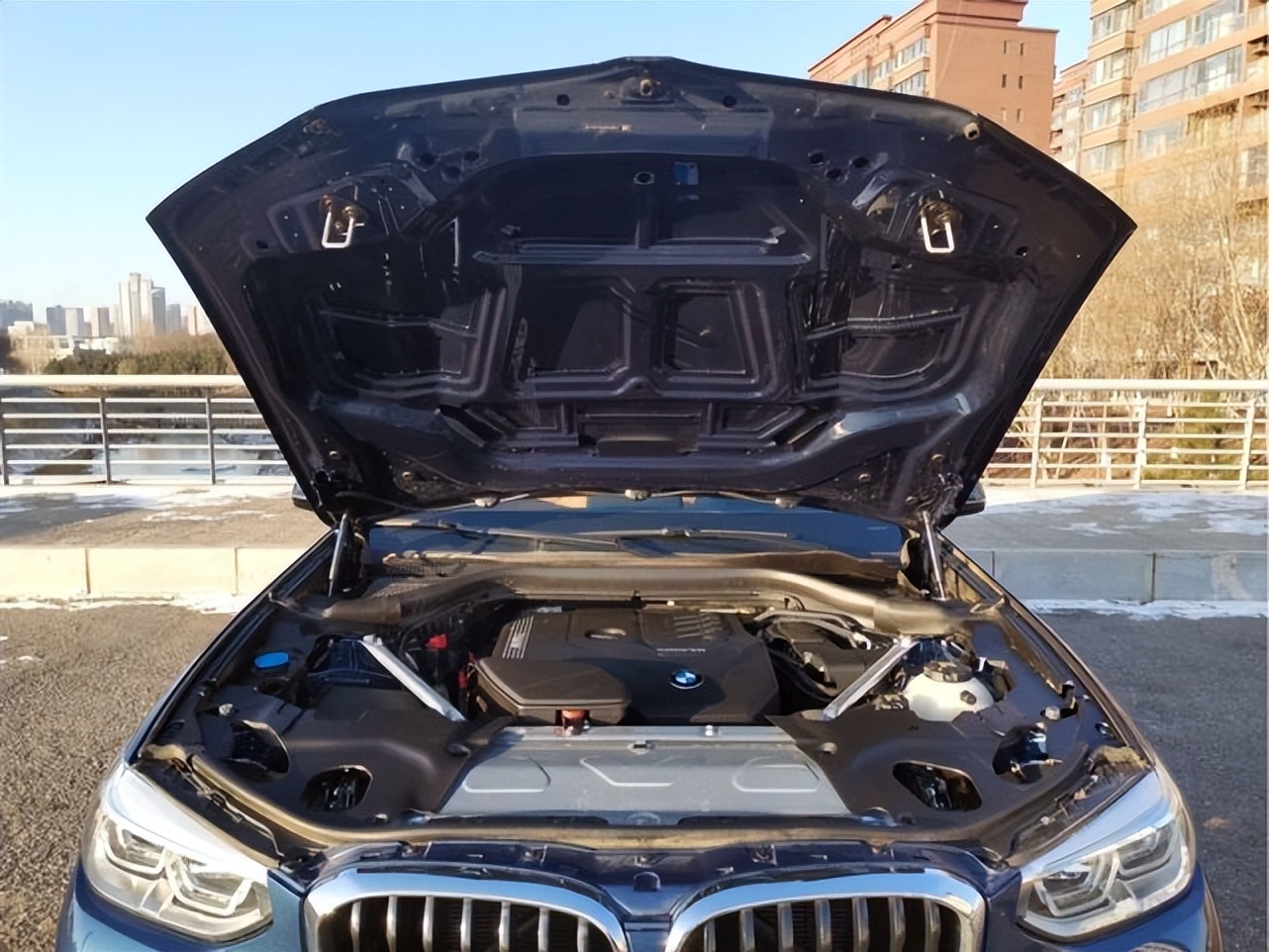 花46万买宝马X3，当众展示发动机，拿出“车雨衣”时邻居忍俊不禁
