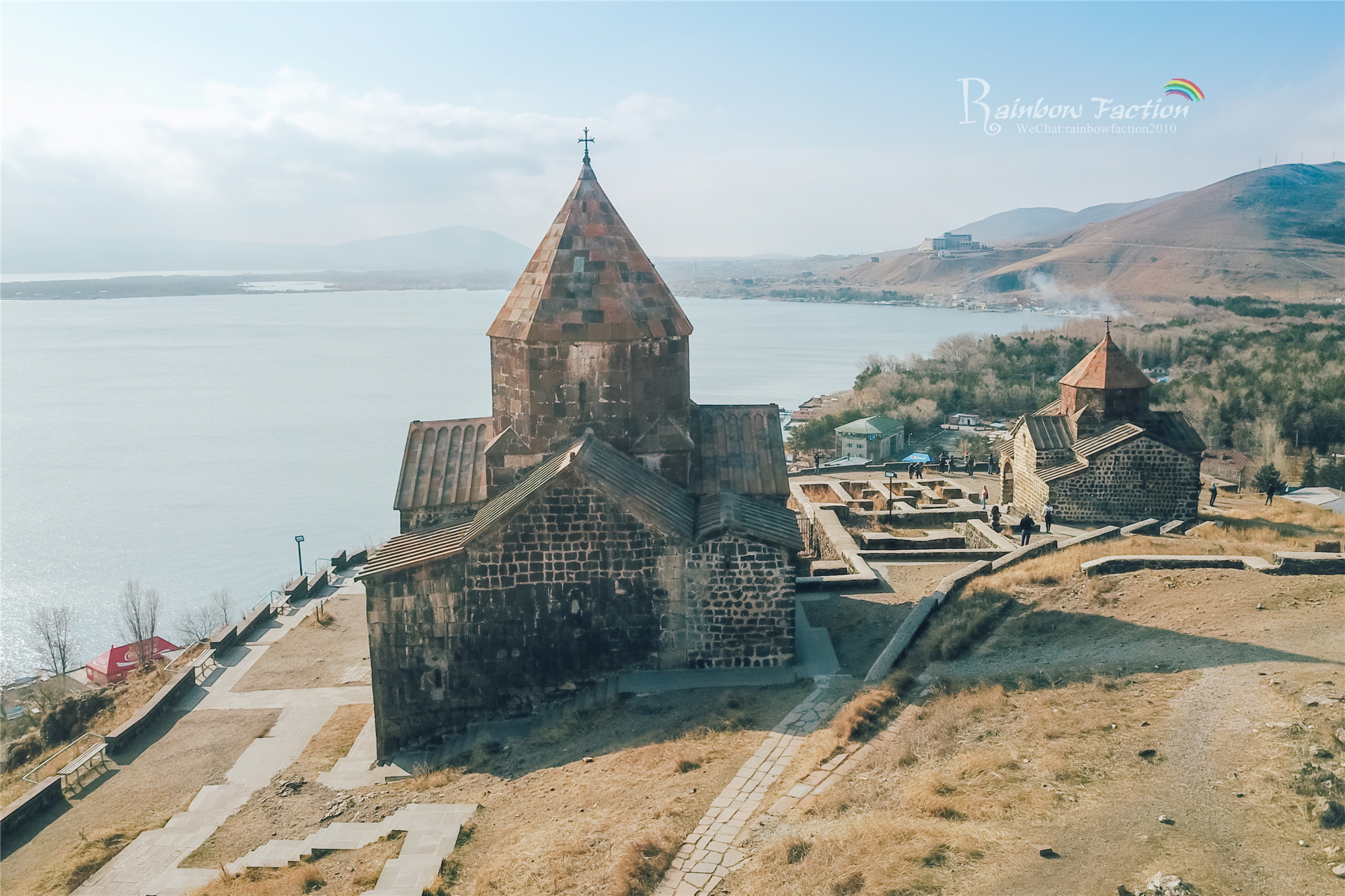 在亚美尼亚塞凡湖，邂逅一场浪漫美丽的婚礼