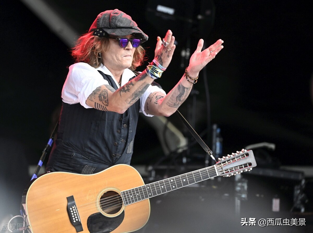 约翰尼-德普在芬兰布鲁斯音乐节演出，激情四起，燃炸全场