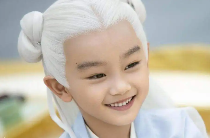 三生三世：东华一头银发是年龄大的标志吗？白滚滚怎么也是白发？