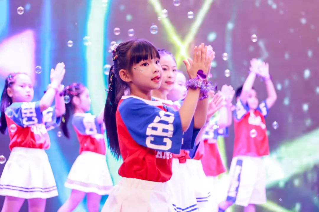 天府新区华阳实验小学举行“童星耀五月·艺术绽花开”群舞比赛