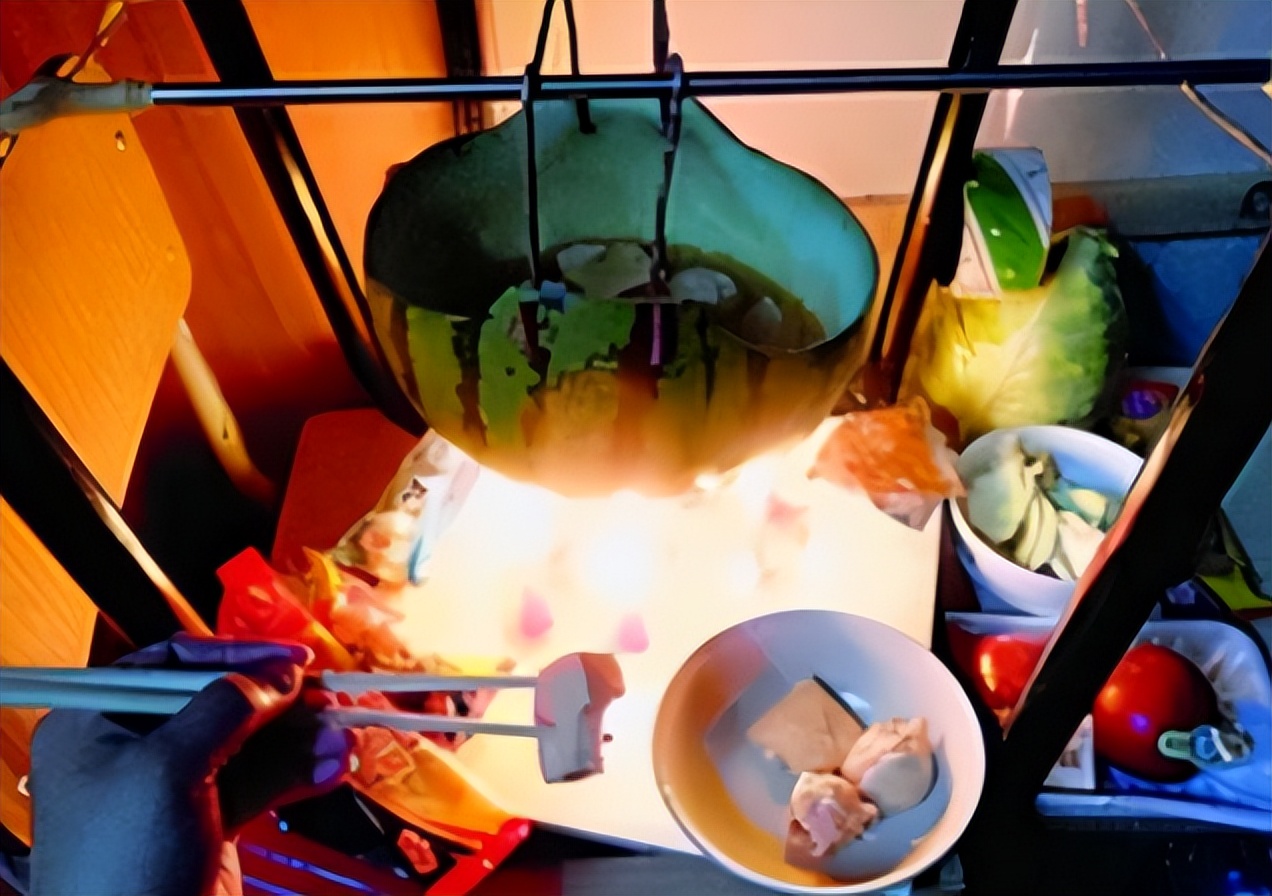 大学生寝室奇葩操作，老师突击查寝现端倪，网友：被埋没的发明家