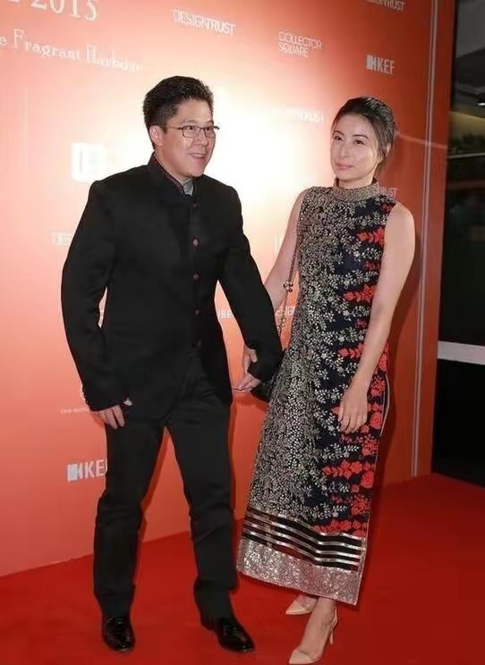 郭晶晶同框超模吕燕，穿斜肩上衣配直筒裤，输了外表赢了气场