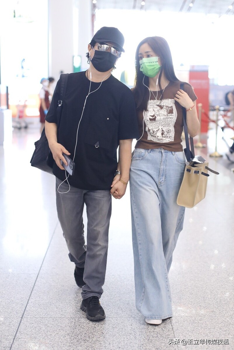 郑钧刘芸走机场，大秀夫妻情深