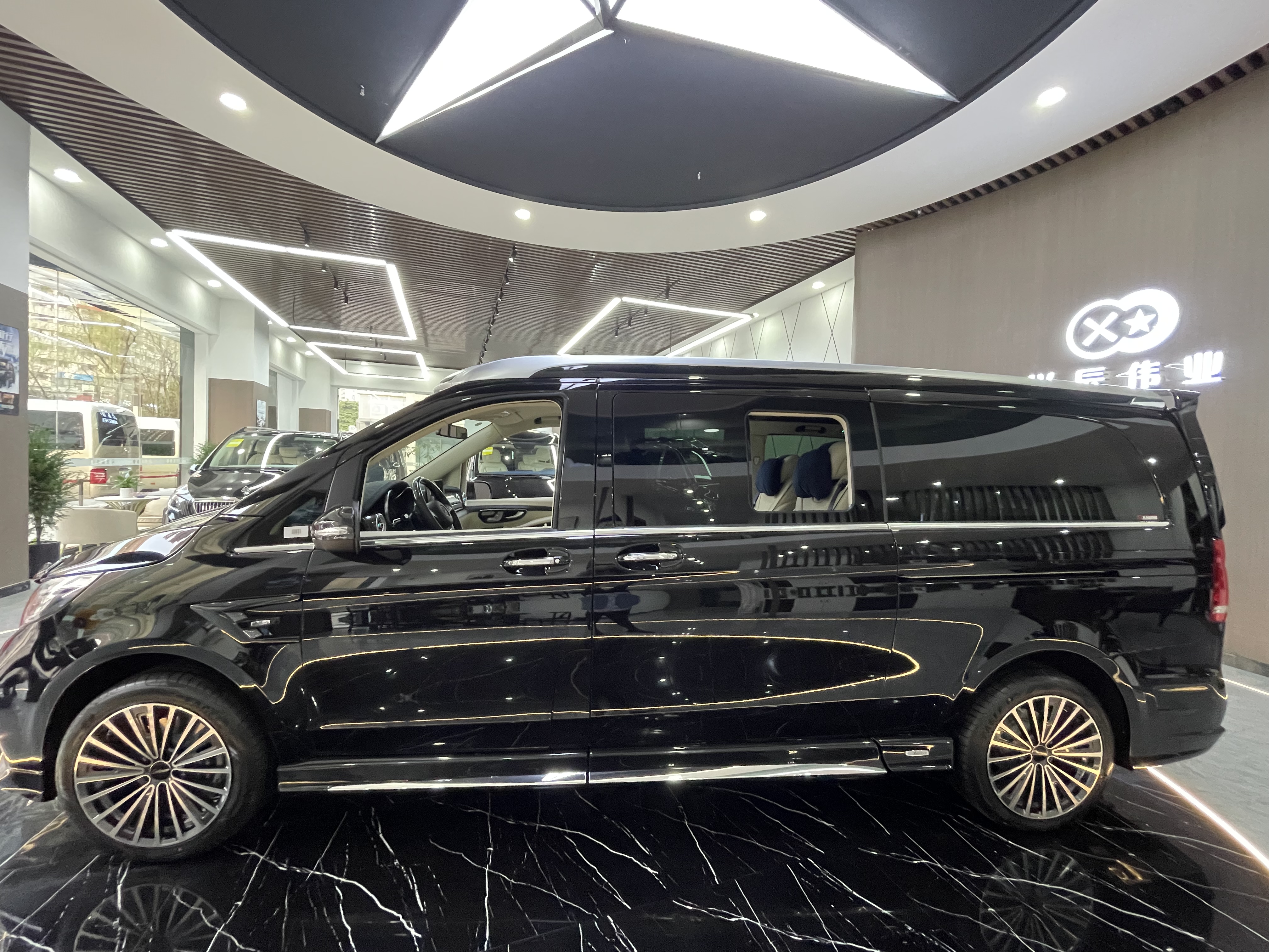 劳伦士设计的奔驰天幕面世直接占领商务车c位