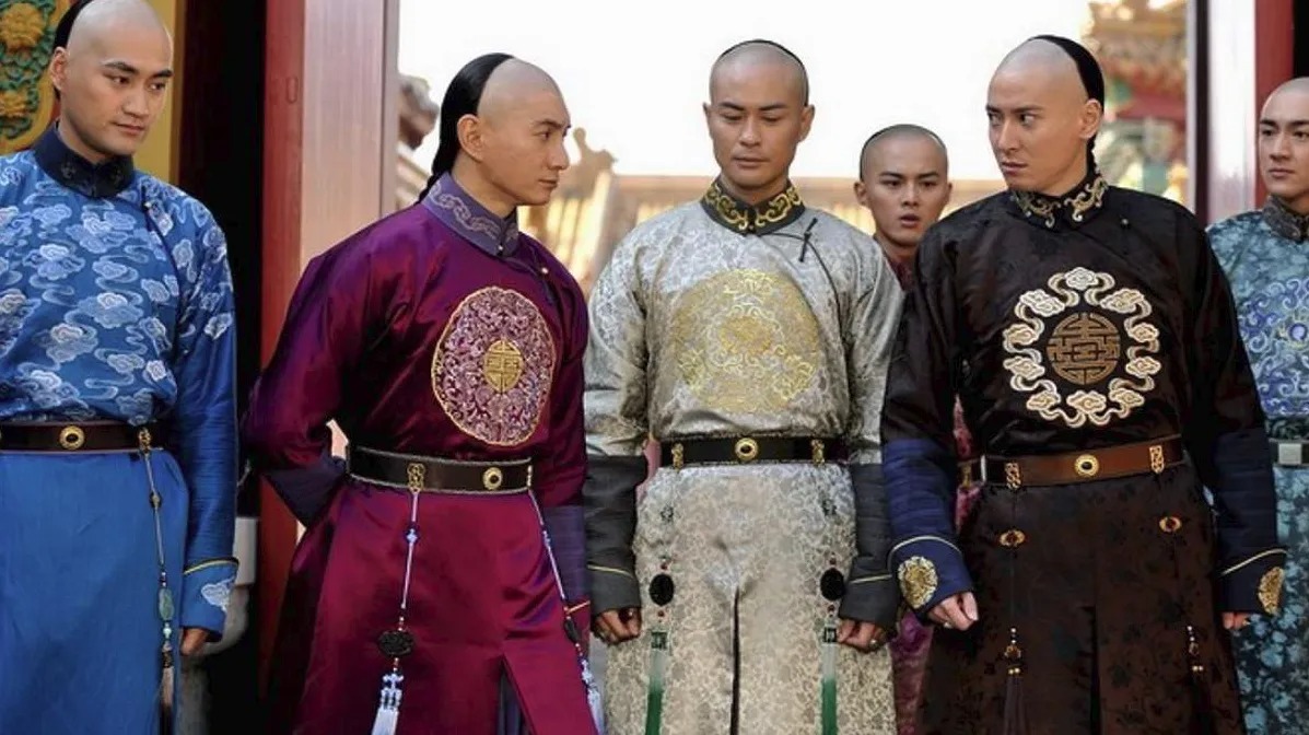 雍正死前含泪杀掉弘时,让乾隆稳坐帝位60年,自己却留下千古骂名