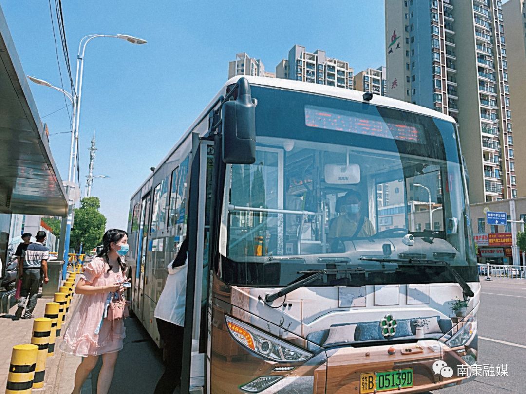 巴适巴士上线！首批格力钛新能源家居公交车亮相南康
