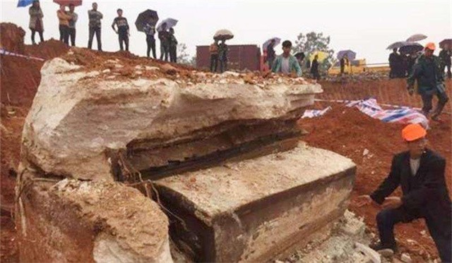 一口金丝楠木棺材在浙江被挖出，价值千金，专家：一千古谜案解开