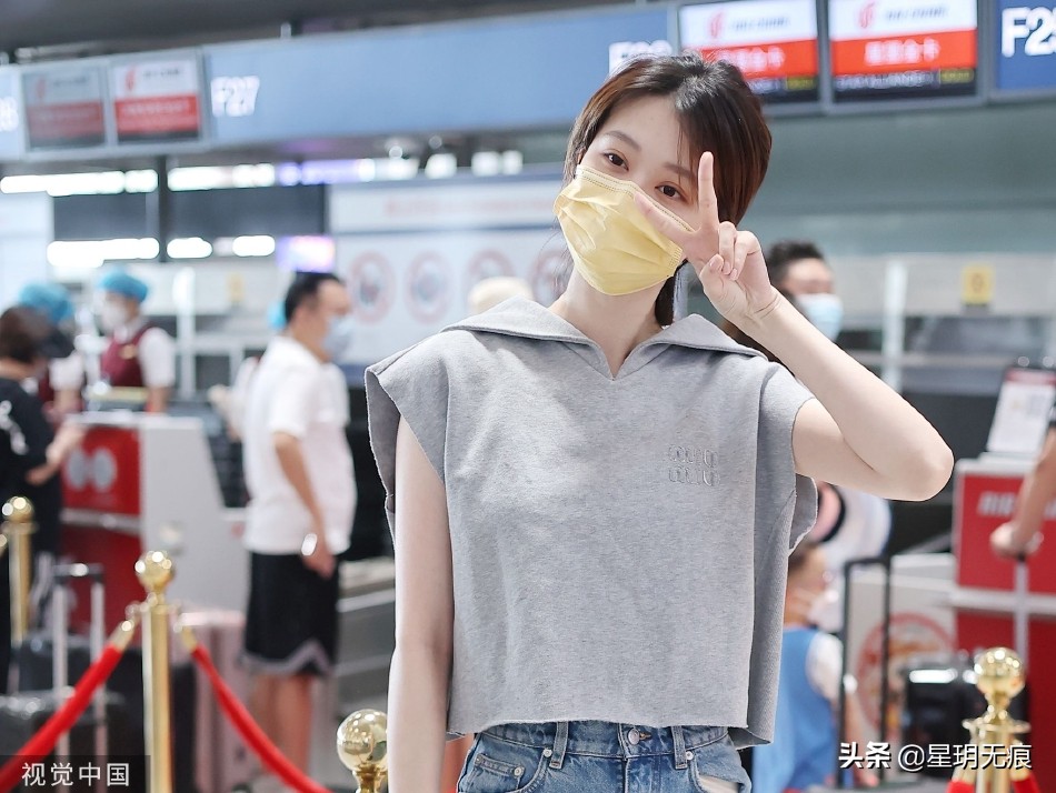 乔欣清爽穿搭机场出发 向粉丝比剪刀手互动心情好