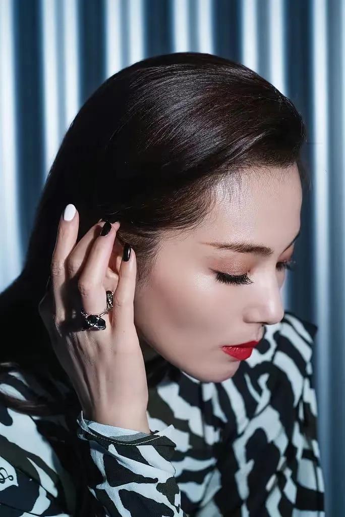 三大顶流的豹纹battle，迪丽热巴休闲惬意，赵丽颖杨幂一言难尽