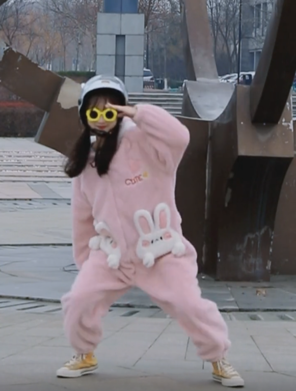 美女大学生穿睡衣在校内热舞，众人围观，掌声不断，网友：好可爱