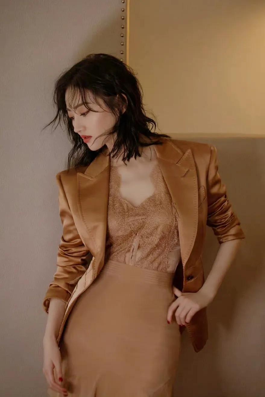 美图分享｜景甜｜蕾丝衫都盖不住的慵懒迷醉