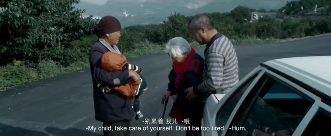 86岁老人吞药自尽，葬礼上载歌载舞，这片说透了中国式的伪孝