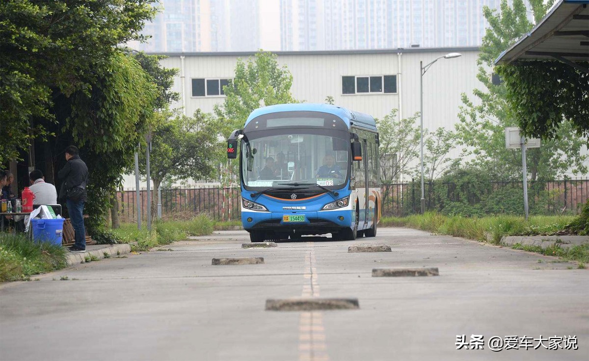 新手驾驶课堂：（1）掌握住油门、刹车、方向盘，你就成功了99%