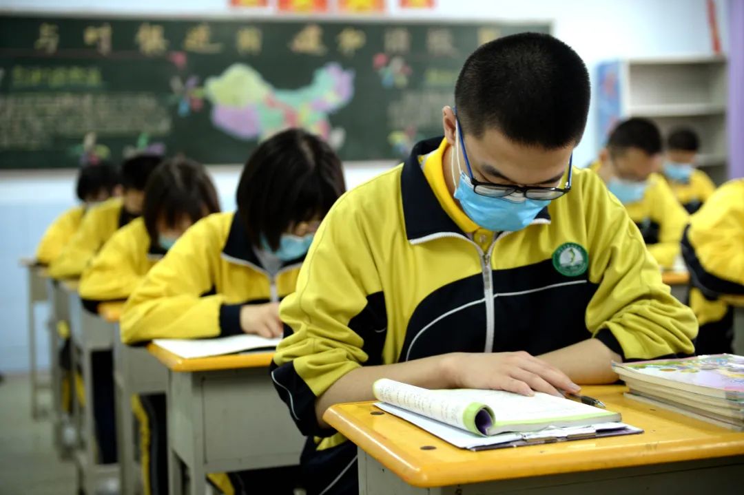 22年高考难度或“加码”，竞争变大压力增加，部分考生难上本科线