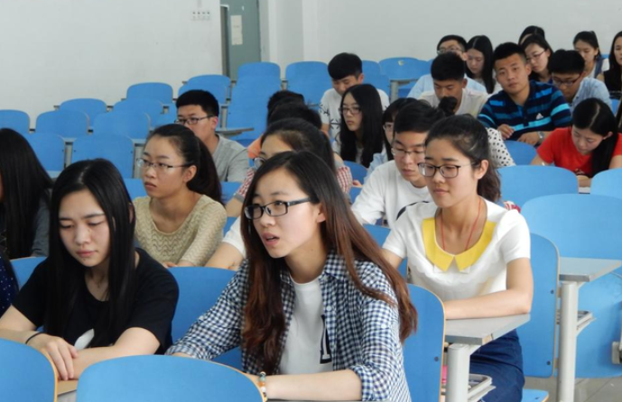 大学生入党决定权在2人手里，跟成绩无关，学生得罪错人还不自知