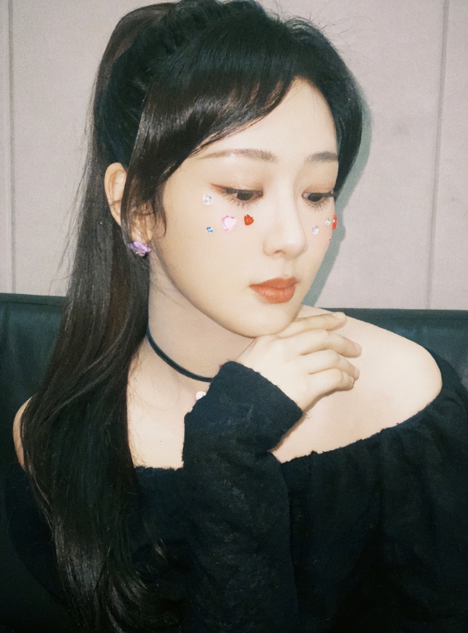 杨紫可爱露肩装